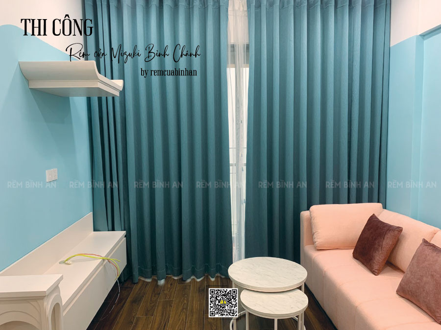 Rèm vải bố thô mộc màu xanh ngọc tạo điểm nhấn xinh xắn cho không gian với sofa màu hồng đào