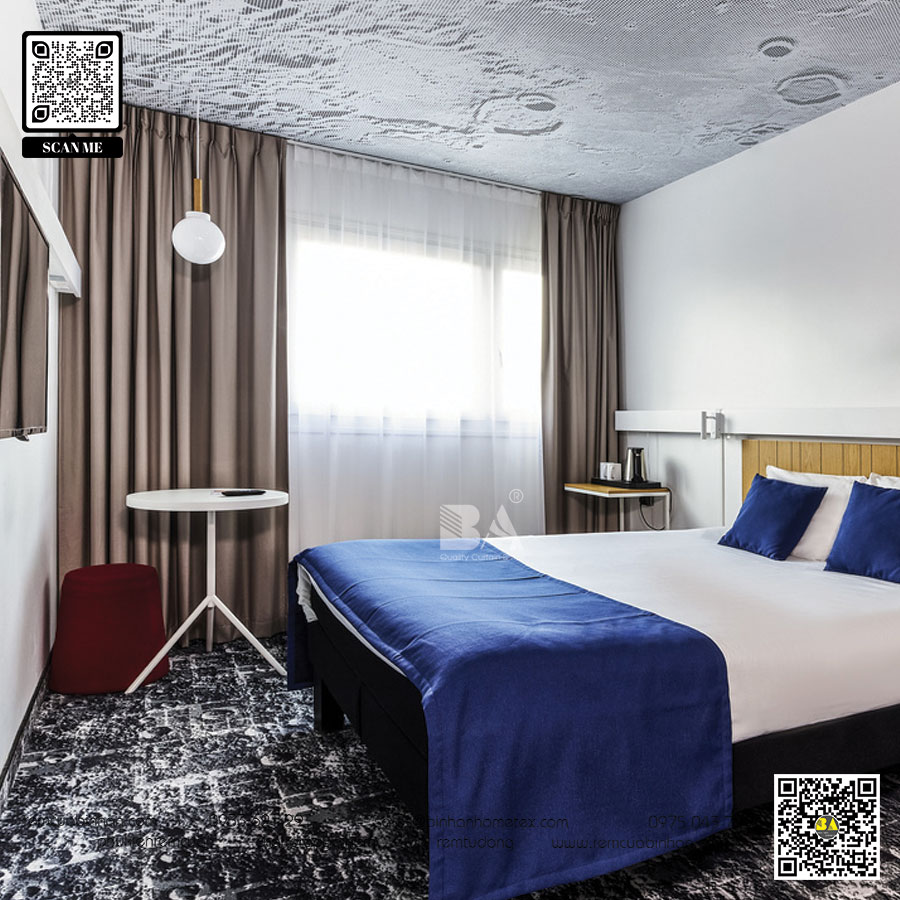 Kết hợp rèm phòng ngủ và đèn trang trí tạo không gian ấm áp