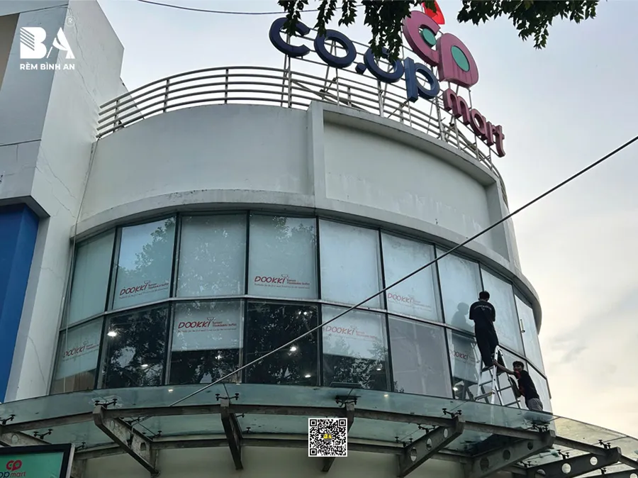 Thi Công Rèm Cuốn In Logo Dookki | RÈM CỬA BÌNH AN