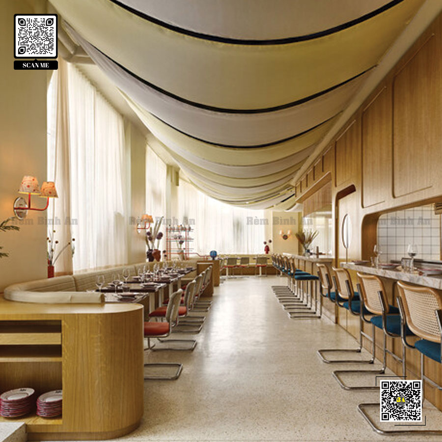 Ứng dụng của rèm cửa thả trần trong trang trí quán bar nhà hàng